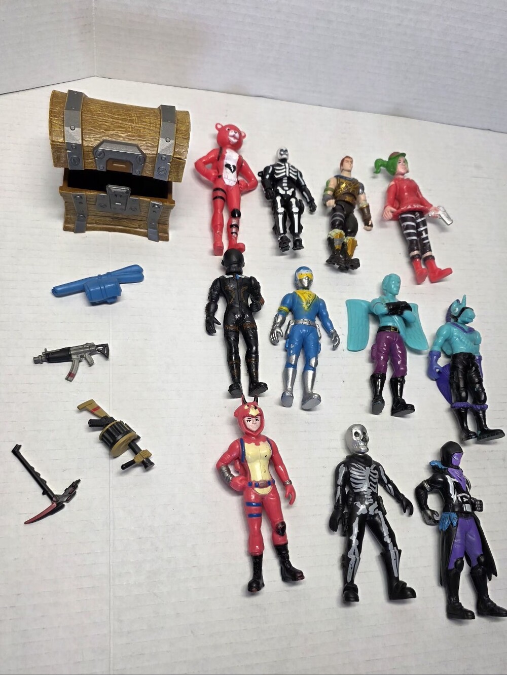 11 Fortnight Characters Loot Treasure Chest & 3 Accessories Played Condition